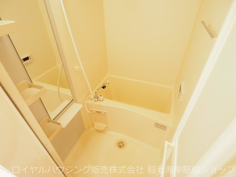 大きな鏡のついた浴室です。