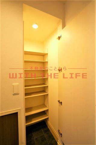 フロレゾン【10，000円キャッシュバック対象物件】の玄関|収納もある玄関です
