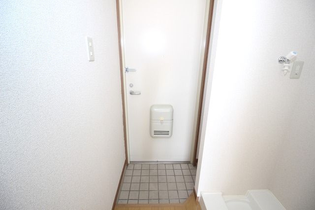 フィットハイム日の出の玄関|毎日通る玄関はこちらです
※間取り反転の場合あり、内装が若干異なる場合がございます