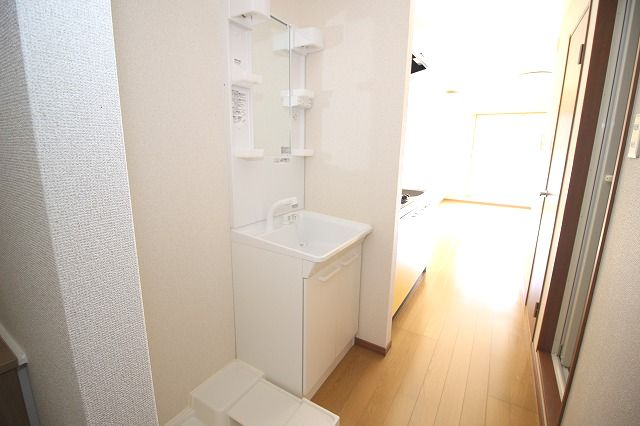 フィットハイム日の出の独立洗面台|独立洗面台、朝の身支度には欠かせません
※間取り反転の場合あり、内装が若干異なる場合がございます