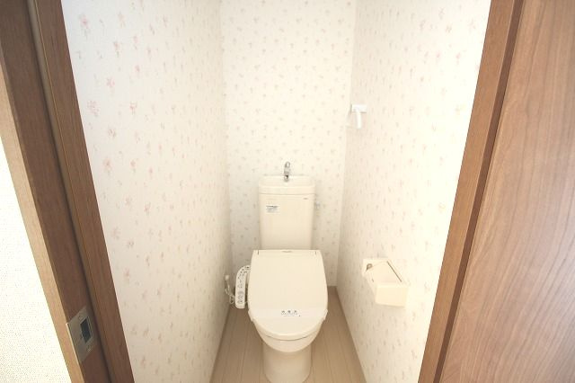 フィットハイム日の出のトイレ|落ち着いた色調のトイレです
※間取り反転の場合あり、内装が若干異なる場合がございます