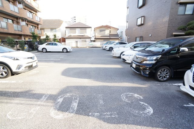 メゾンドール荒牧の駐車場