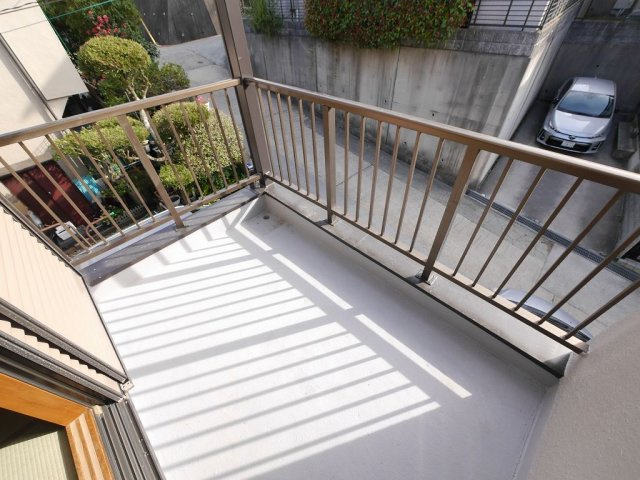 下谷上猪ころび貸家のバルコニー