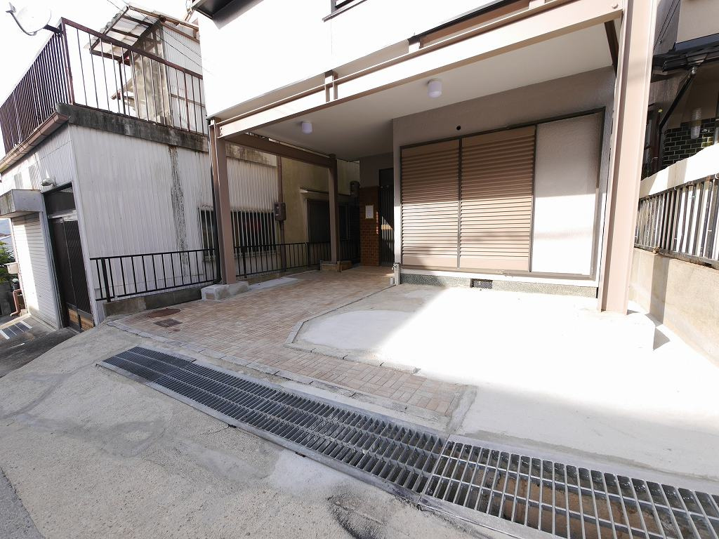 下谷上猪ころび貸家の駐車場