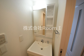 【独立洗面台】 | プランドール北浜 | 独立洗面台、小物を置くことができて便利です