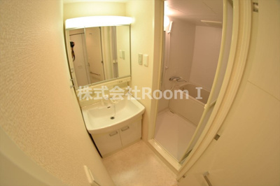 【独立洗面台】 | 旧プライムアーバン松屋町 | 独立洗面台、小物を置くことができて便利です
反転