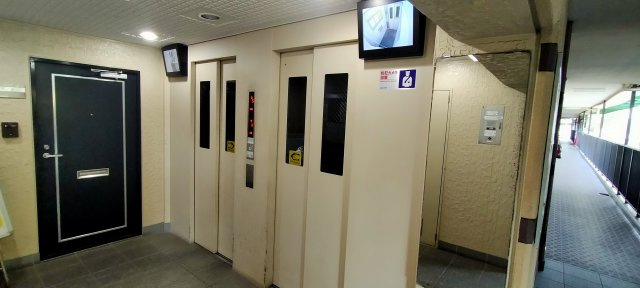 ネオコーポ大阪城公園2号館のその他共用部分|エレベーターが2基ありモニター付で安心ですね♪