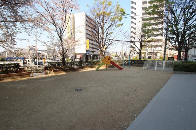 ネオコーポ大阪城公園2号館の周辺|マンション敷地内には遊具のある公園がございます。