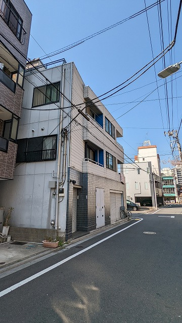 橋場１丁目店舗付２世帯住宅の前面道路含む現地写真