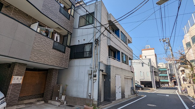 橋場１丁目店舗付２世帯住宅の前面道路含む現地写真