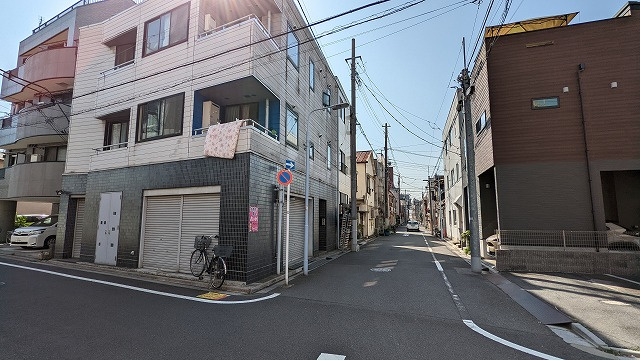 橋場１丁目店舗付２世帯住宅の前面道路含む現地写真