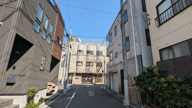 橋場１丁目店舗付２世帯住宅の前面道路含む現地写真
