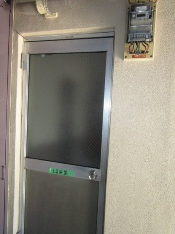 十三ビルの玄関