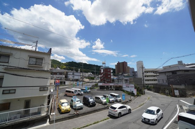 【展望】 | グラン・ドムール府中（リノベ済） | 【四季を感じる】
四季の移ろい・爽やかな青空や風を感じられ
自然を愉しめるパノラマビュー。
毎日の暮らしに余裕を感じさせてくれる、
遮る物の無い開放的な眺望を是非、ご堪能ください。