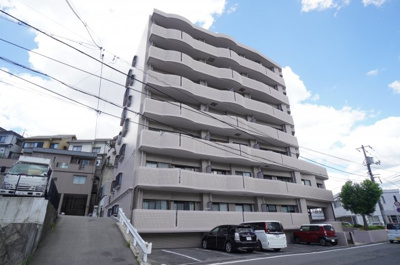 【外観】 | グラン・ドムール府中（リノベ済） | 【耐震性】
耐震性の高さを判断するポイントは、
建築確認申請日が1981年6月1日以降の
新耐震基準に適合しているかどうか。
震度６程度の大地震でも
建物が崩壊しないレベルが基準になりました。