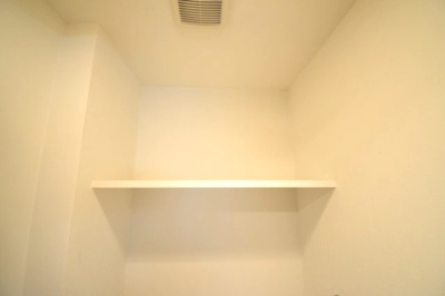 【トイレ】 | プレサンス神戸プレシャス | トイレ内にも棚があります。
