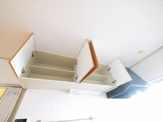 緑町ハイツのキッチン|上部にも収納がある使いやすいキッチンです