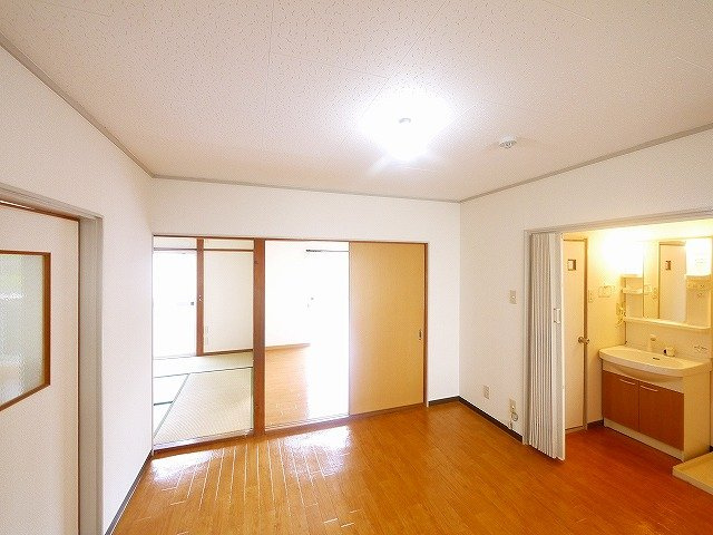 緑町ハイツの居間・リビング|ゆったりとしたリビングです