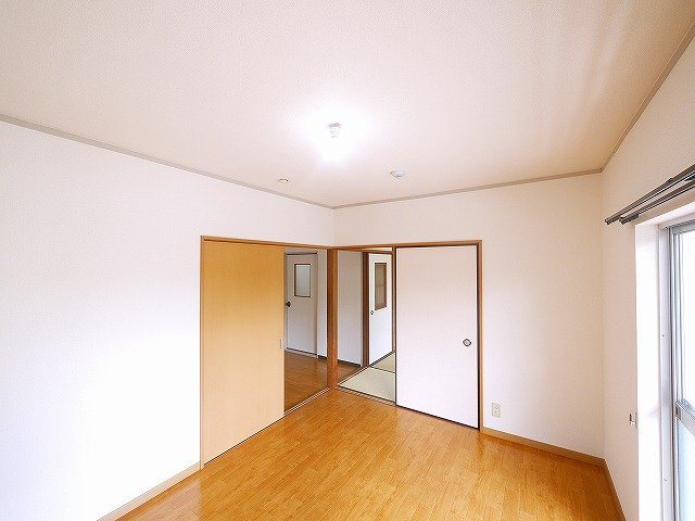 緑町ハイツの寝室|落ち着いた色調の寝室です