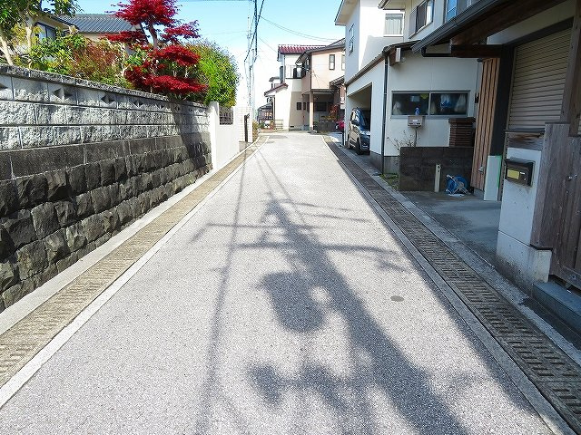 高知市口細山 売土地の前面道路含む現地写真