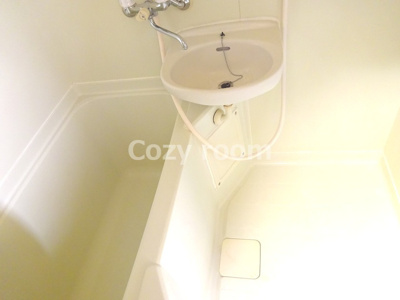 【浴室】 | ライブステーション江坂 | シンプルで清潔感のあるお風呂です