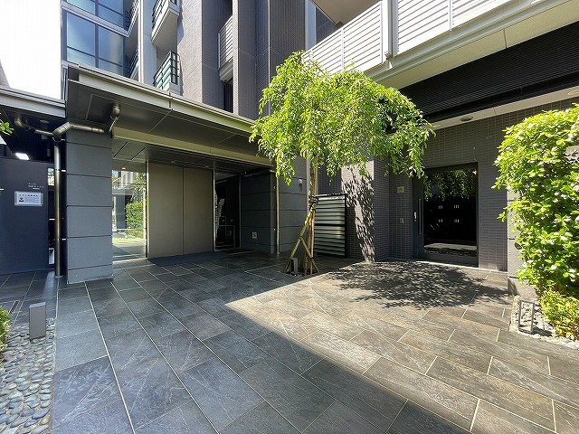 プレミスト奈良三条通りのエントランス|きれいな共有スペース