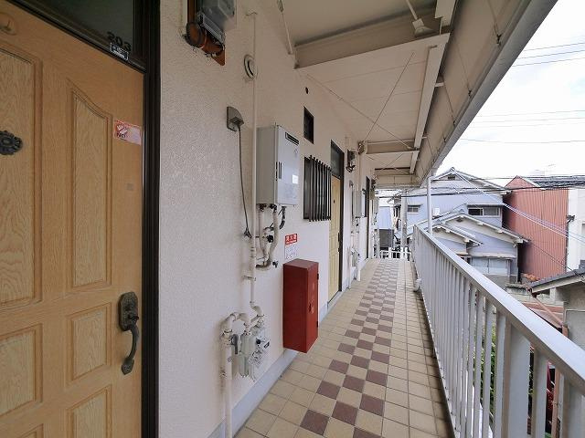 春日ハイツ（肘塚町）のエントランス|毎日通るエントランスはこのようになっています