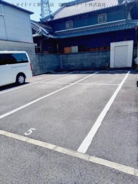 リースランドアクシスの駐車場