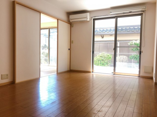 ガーデンテラス広明町の居間・リビング
