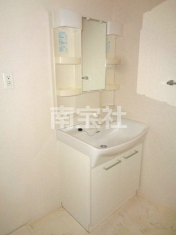【洗面所】 | シャワー付き洗面台です