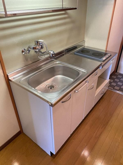 【キッチン】 | ロイヤル渡辺通(ロイヤルワタナベドオリ) | 別号室の写真になります。現況優先。