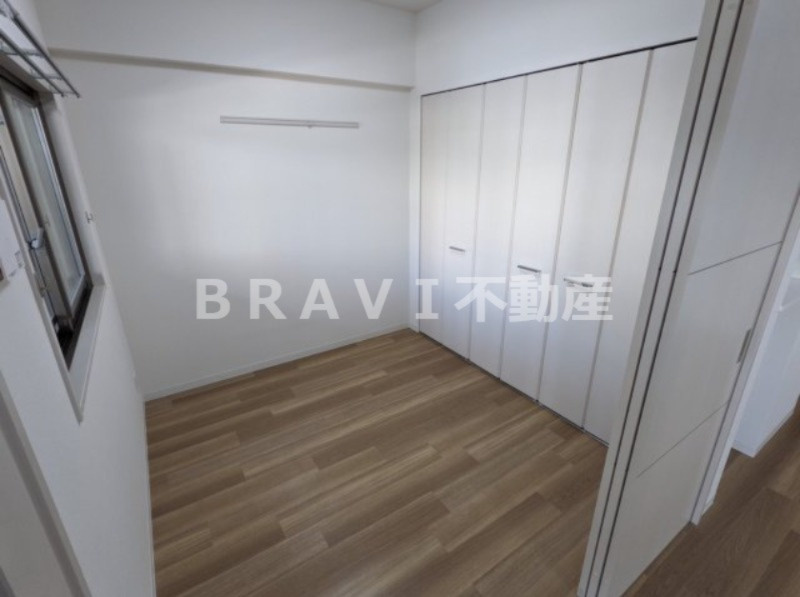 ポラリス松ヶ枝 BRAVI不動産の洋室|【ポラリス松ヶ枝】仕事部屋にもつかえる洋室