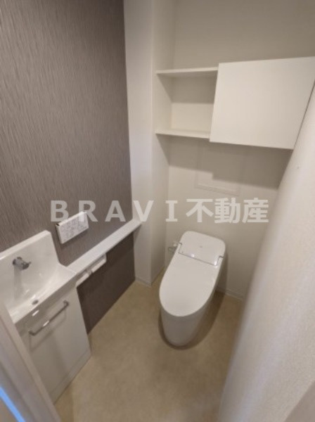 ポラリス松ヶ枝 BRAVI不動産のトイレ|【ポラリス松ヶ枝】手洗いカウンター付きトイレ