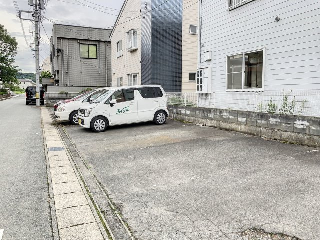 レジデンスベルツリーBの駐車場