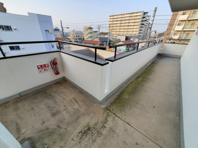 【その他共用部分】 | 淀リバーハイツ | 綺麗にされている共用廊下です。