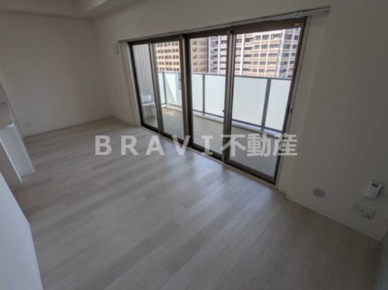 ポラリス松ヶ枝 BRAVI不動産の居間・リビング|【ポラリス松ヶ枝】窓が大きく明るいリビング