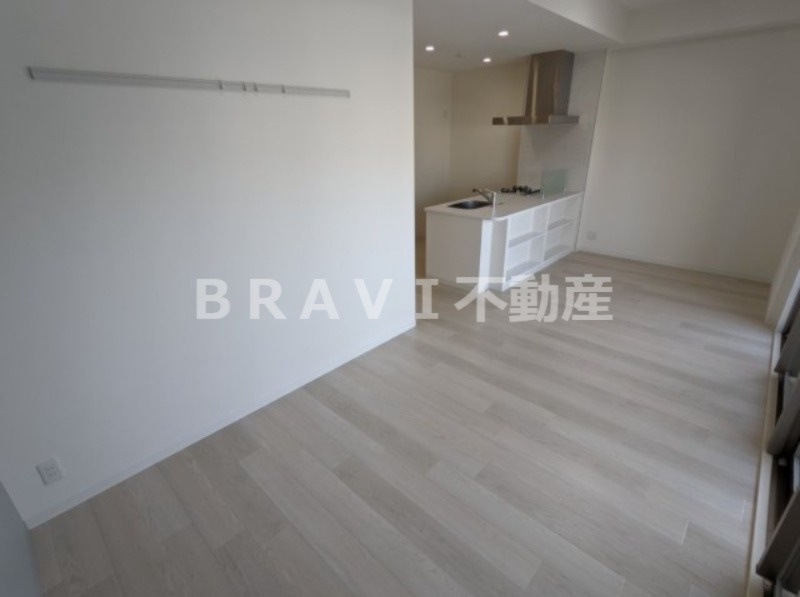 ポラリス松ヶ枝 BRAVI不動産の居間・リビング|【ポラリス松ヶ枝】SONYマルチファンクションライト設置LDK