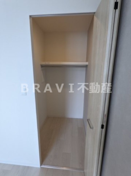 ポラリス松ヶ枝 BRAVI不動産の収納|【ポラリス松ヶ枝】ウォークインクローゼットのある洋室