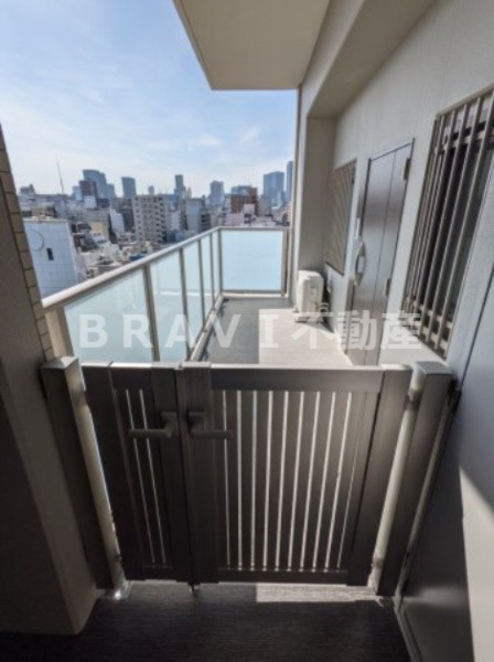 ポラリス松ヶ枝 BRAVI不動産の玄関|【ポラリス松ヶ枝】荷物が多い人でも安心な玄関ポーチ付