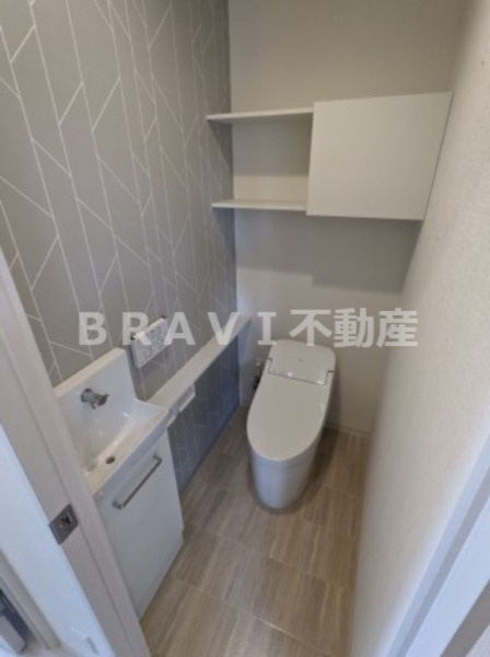 ポラリス松ヶ枝 BRAVI不動産のトイレ|【ポラリス松ヶ枝】手洗いカウンター付きトイレ