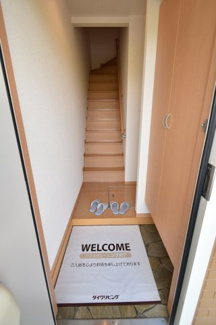 【玄関】 | イーストヒルズ　八番館 | 床下収納付き
