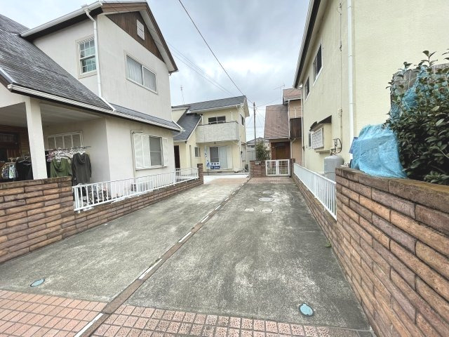 玉村町大字五料　中古住宅の前面道路含む現地写真