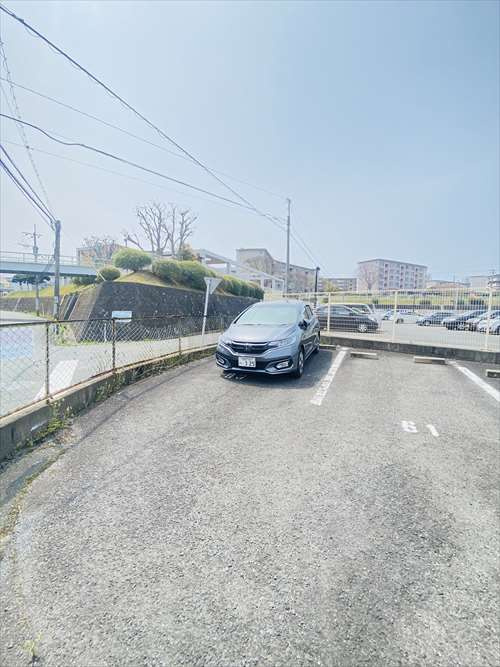 日の里団地39棟の駐車場