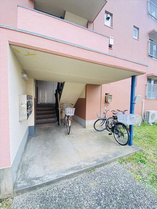 日の里団地39棟のエントランス