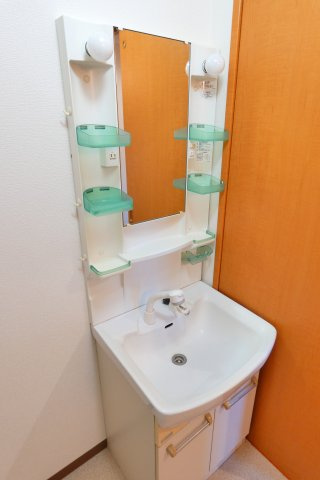 【独立洗面台】 | 朝の身支度も簡単なシャワー付き洗面台です。