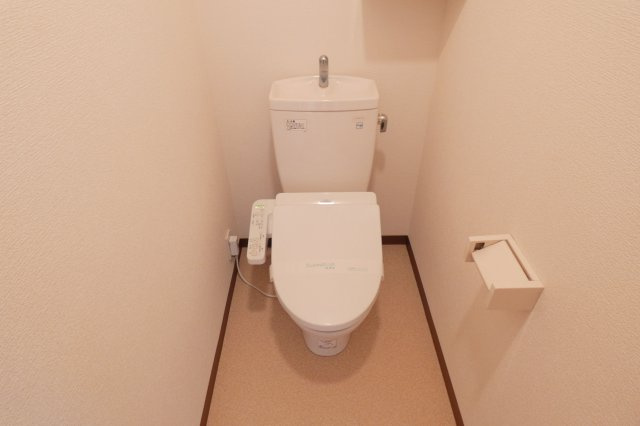 【トイレ】 | 便利な温水洗浄便座付き。