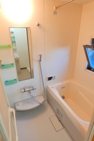 【浴室】 | 追い焚き機能＆浴室乾燥機完備。
窓付で換気もバッチリですね。