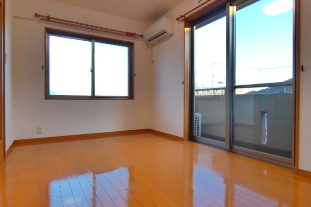 【居間・リビング】 | 7.5帖で広めの洋室。
2面採光（南東向）で風通し・日当たり良好です。