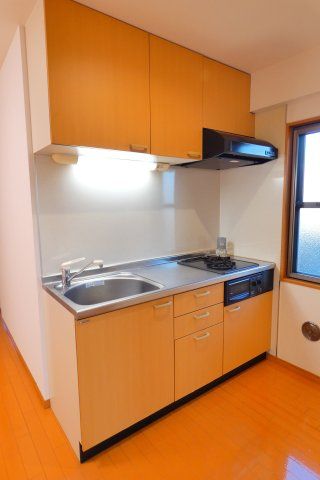 【キッチン】 | ガスコンロ2口、グリル完備。
