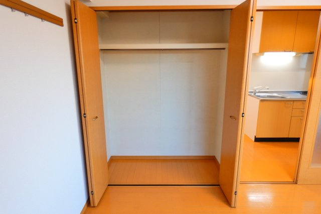 【洋室】 | 1畳分のクローゼットです。
扉には鏡も付いており、毎朝の身だしなみも整えられますね。